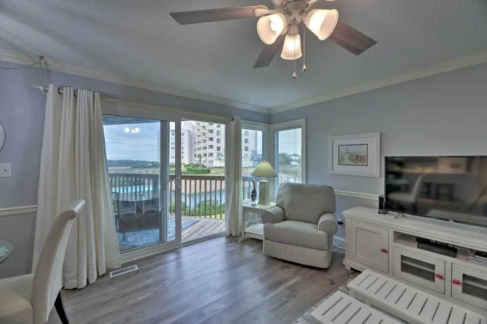 Bright Emerald Isle Condo w/ Private Beach Access!
