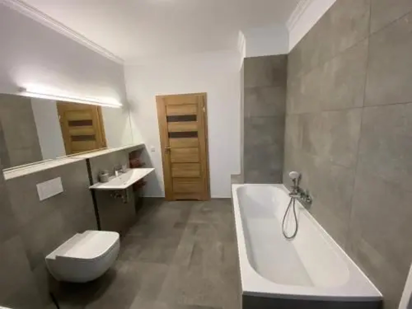 Schöne 2 Zimmerwohnung, neu saniert, hell, stilvoll