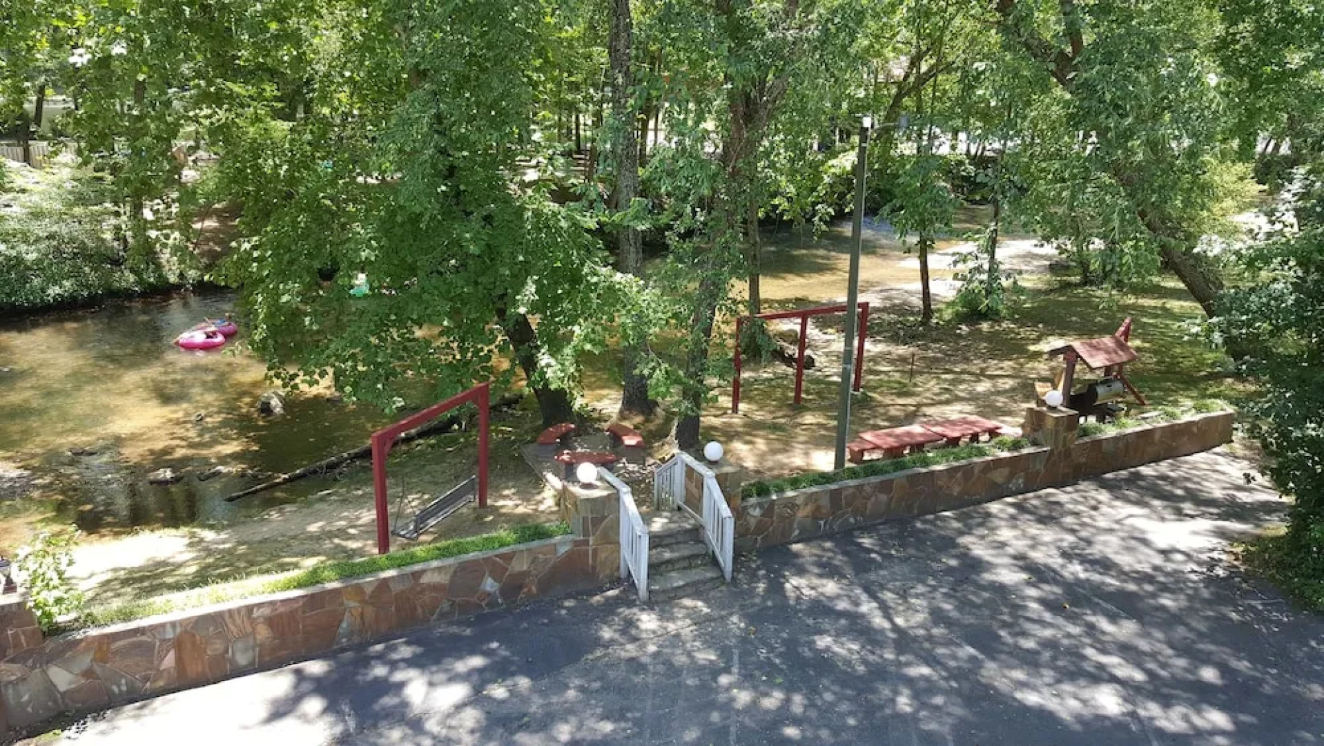 Riverbend Motel & Cabins