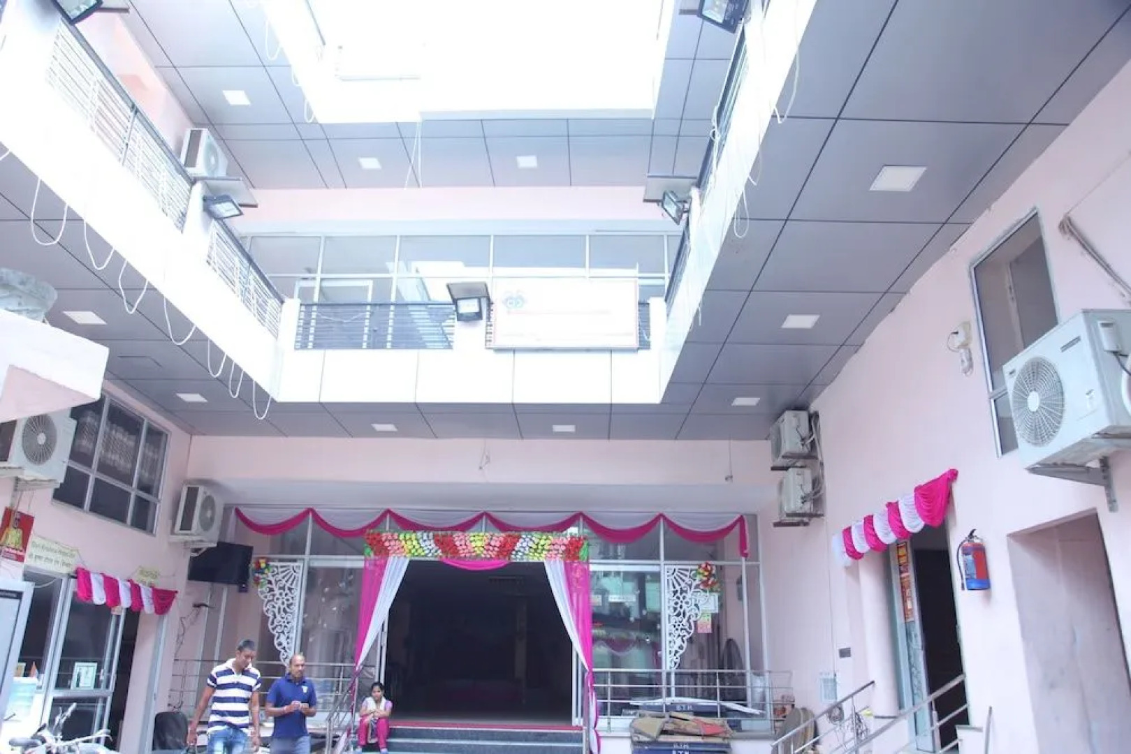 Munaro Hotels & Resorts.