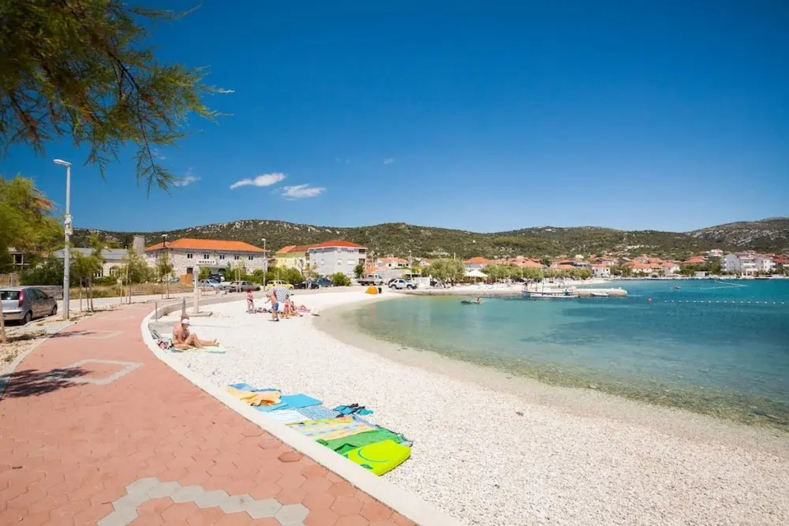 A4 - Modern apt w. Terrace, 3 min Walk to Beach