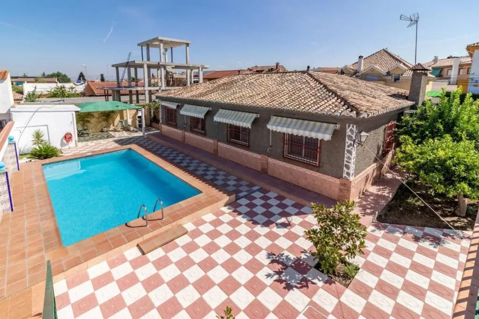 Chalet acogedor con piscina muy cerca de Granada