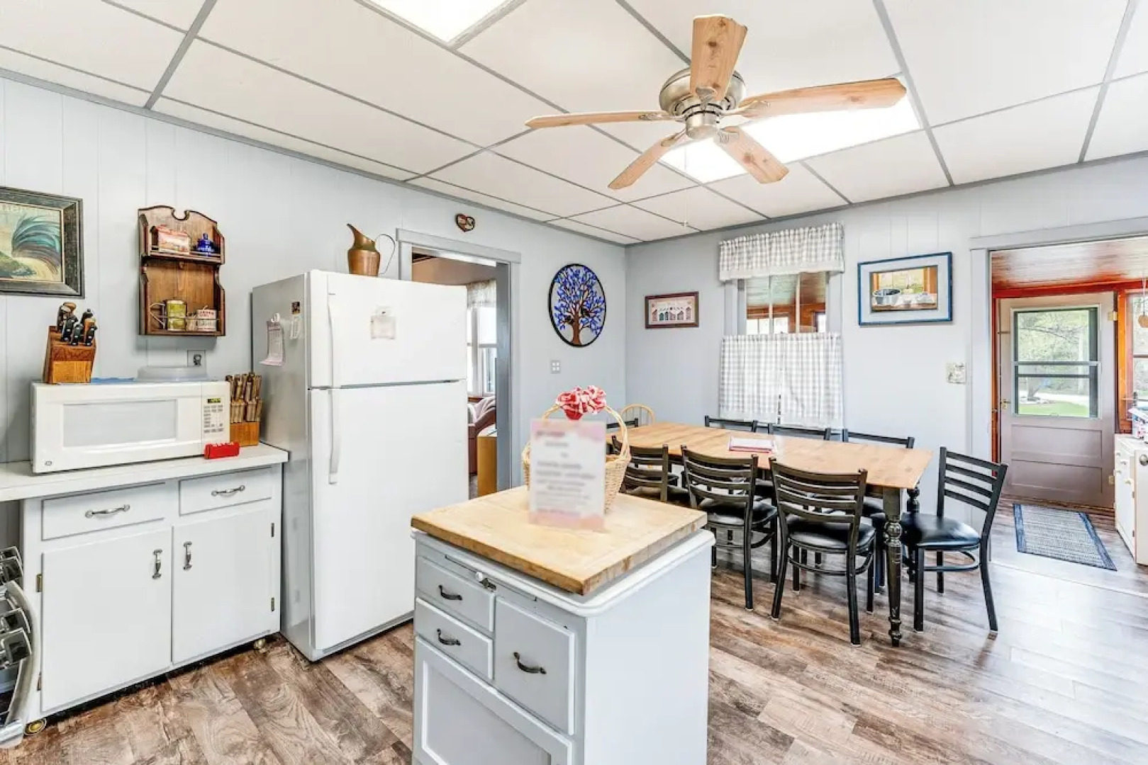 Twin Lakes Cottage: Walk to Elizabeth Lake!