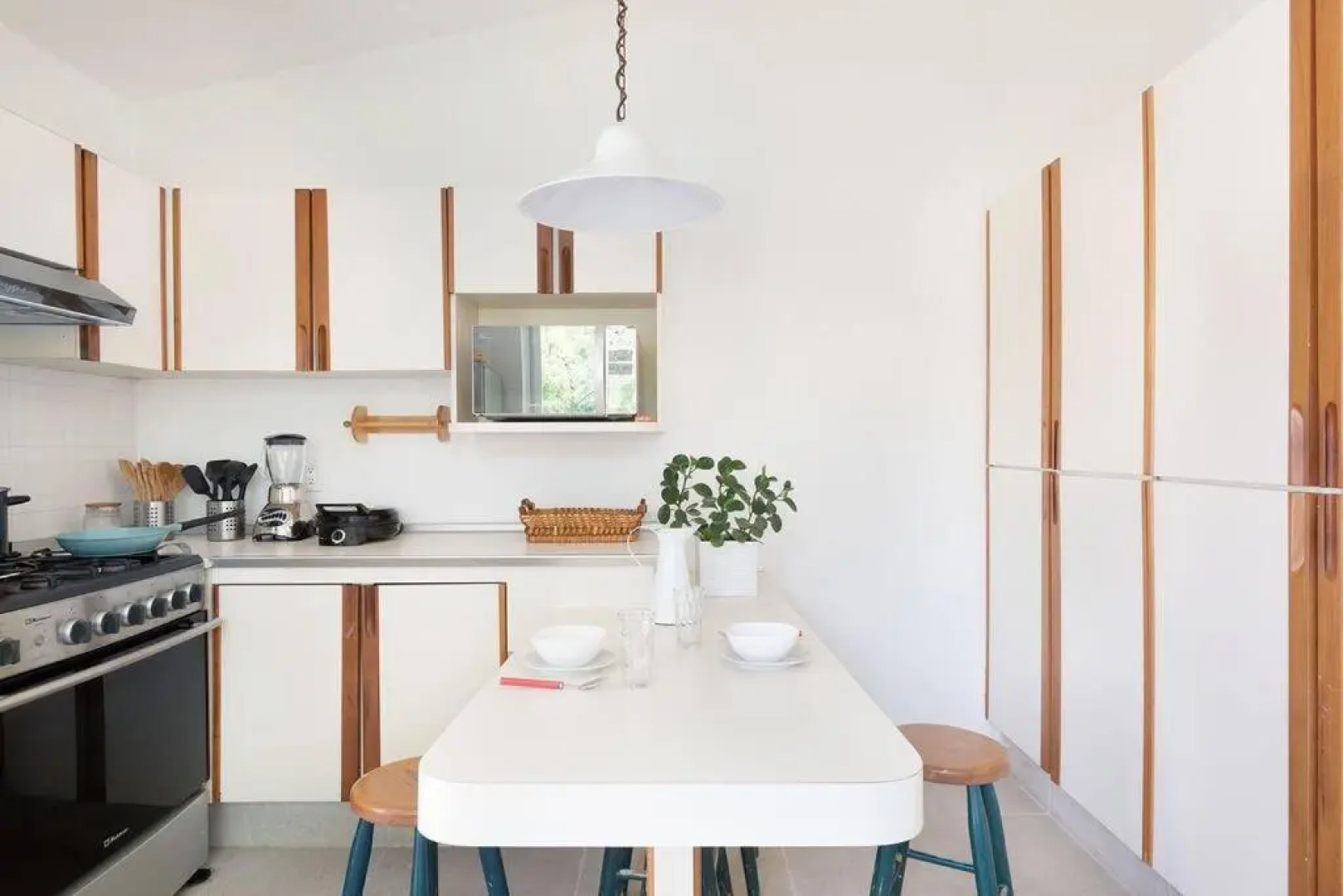 Welcome to Villa Cristy 3-BR 3 5-WC in the La Floresta area