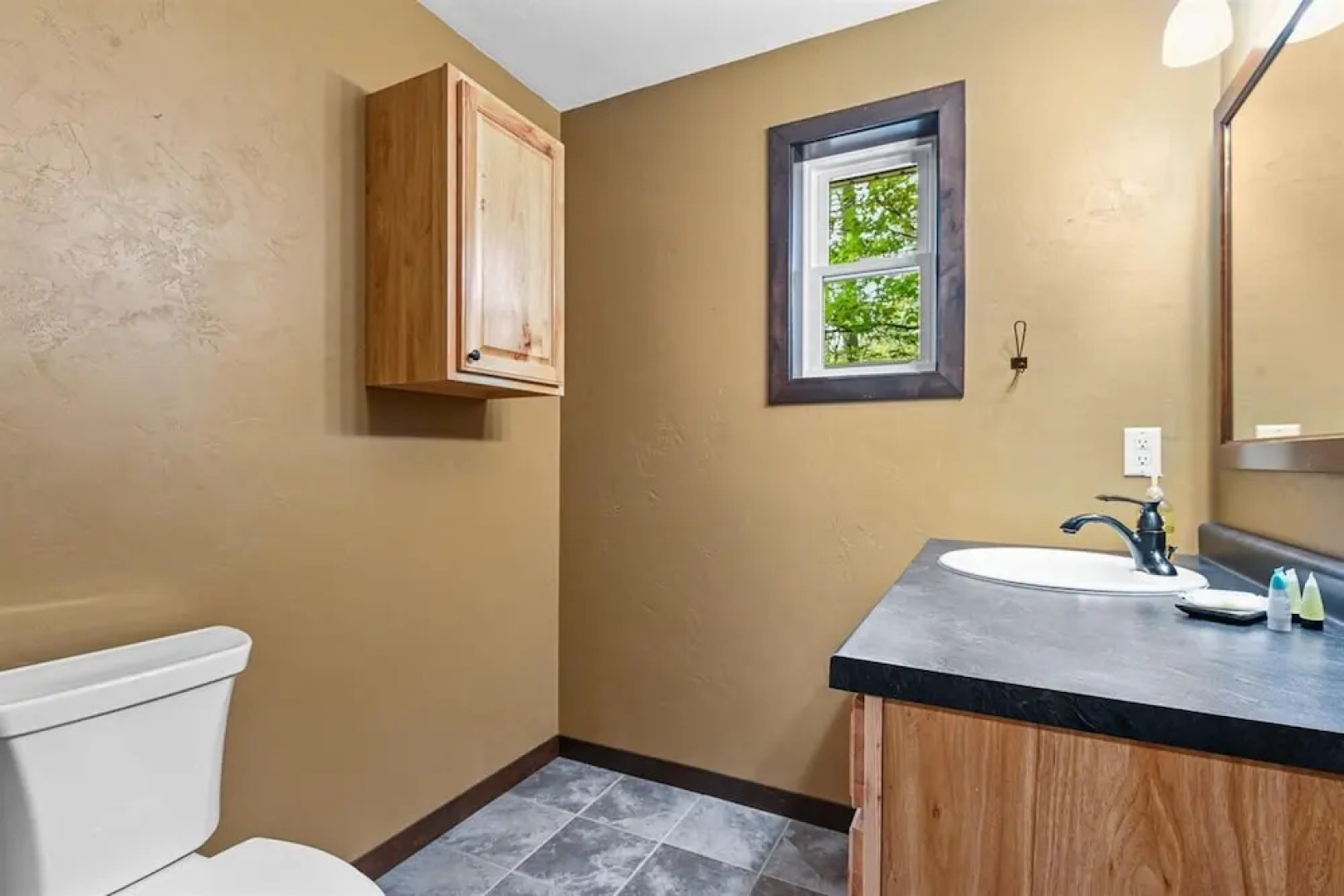 Tranquil Lakefront Oasis - Fire Pit Fishing BBQ