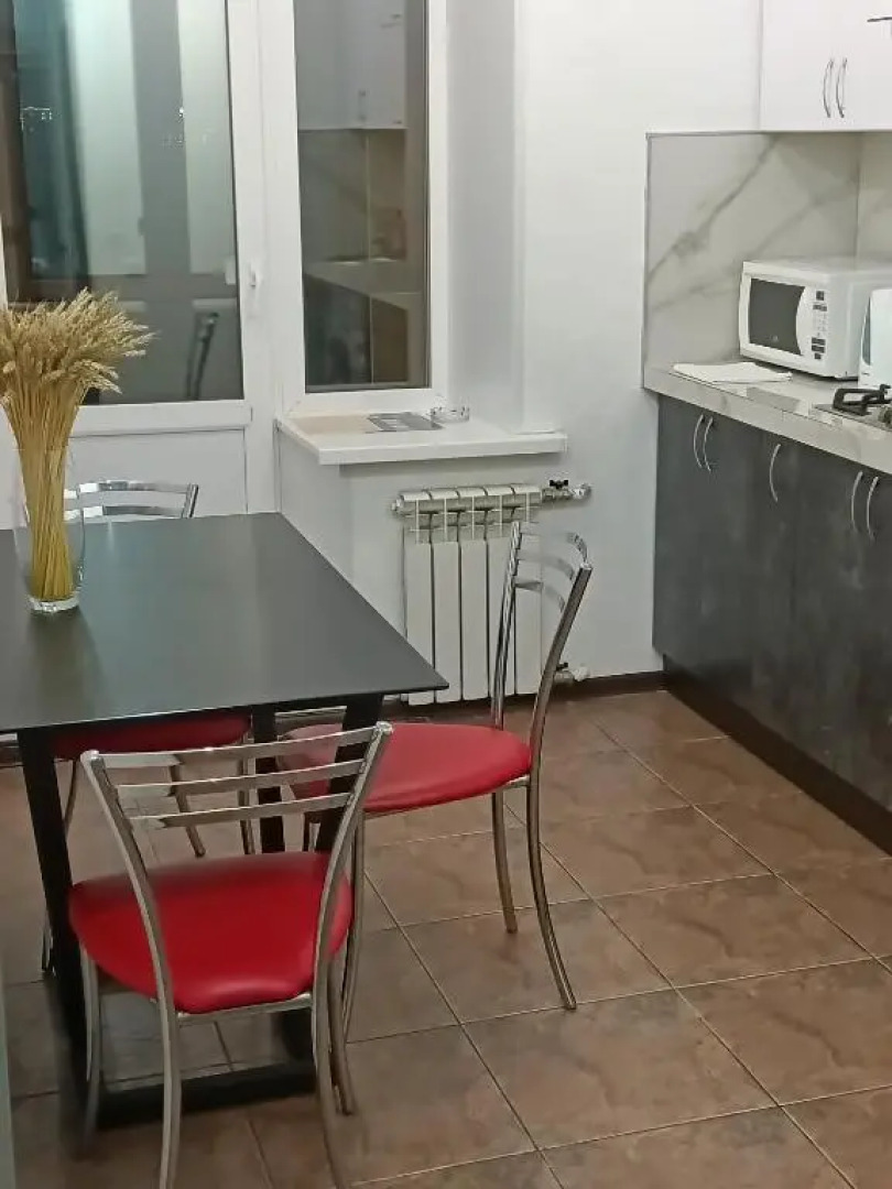 Ujutnaja i prostornaja kvartira v 50 metrah ot gorodskogo parka