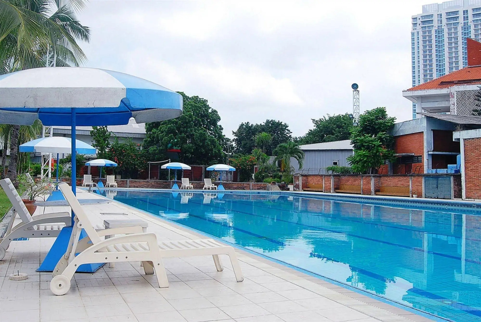 Surabaya Suites Hotel Powered by Archipelago