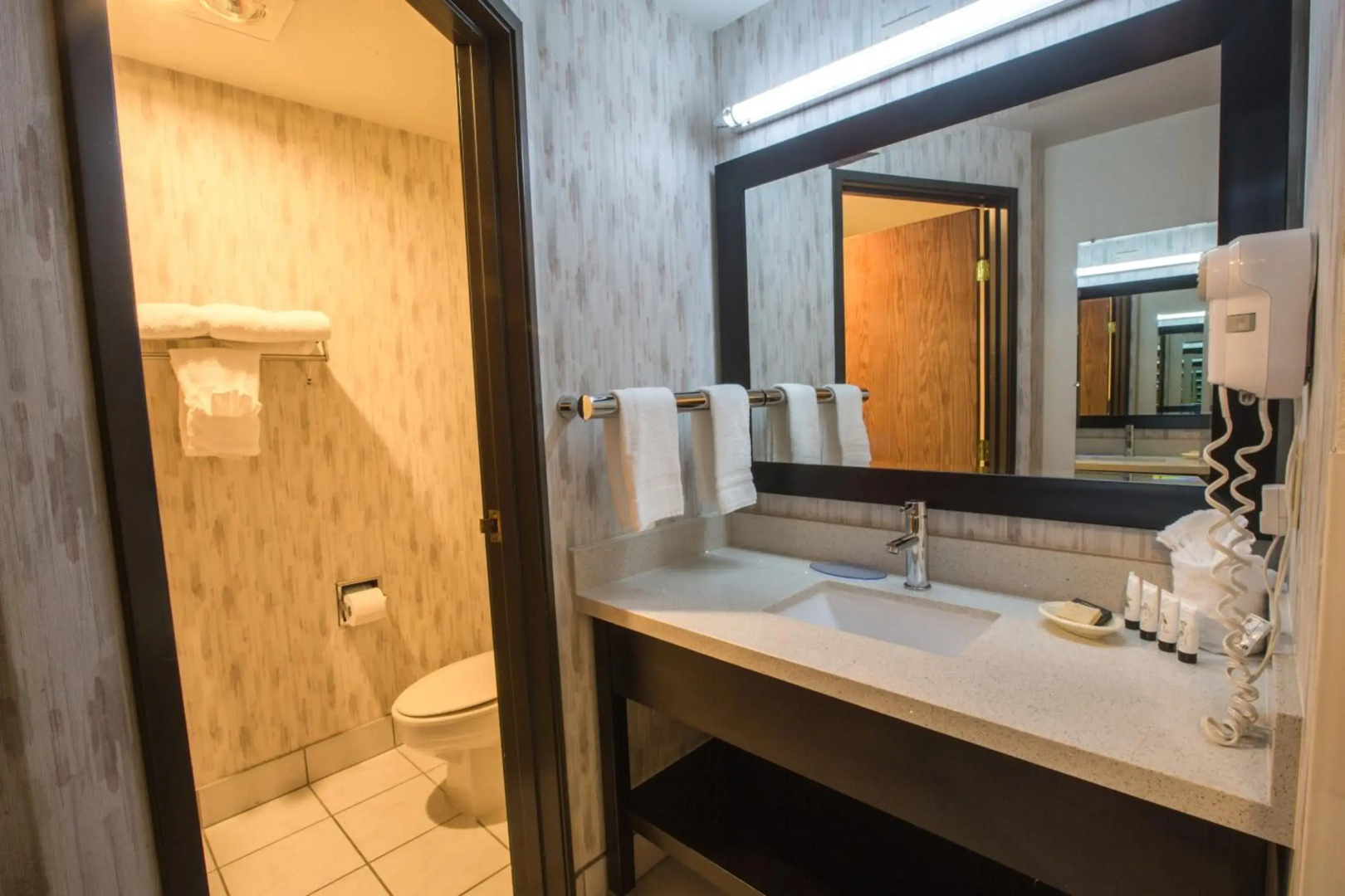 Bridgeway Inn & Suites Portland Airport