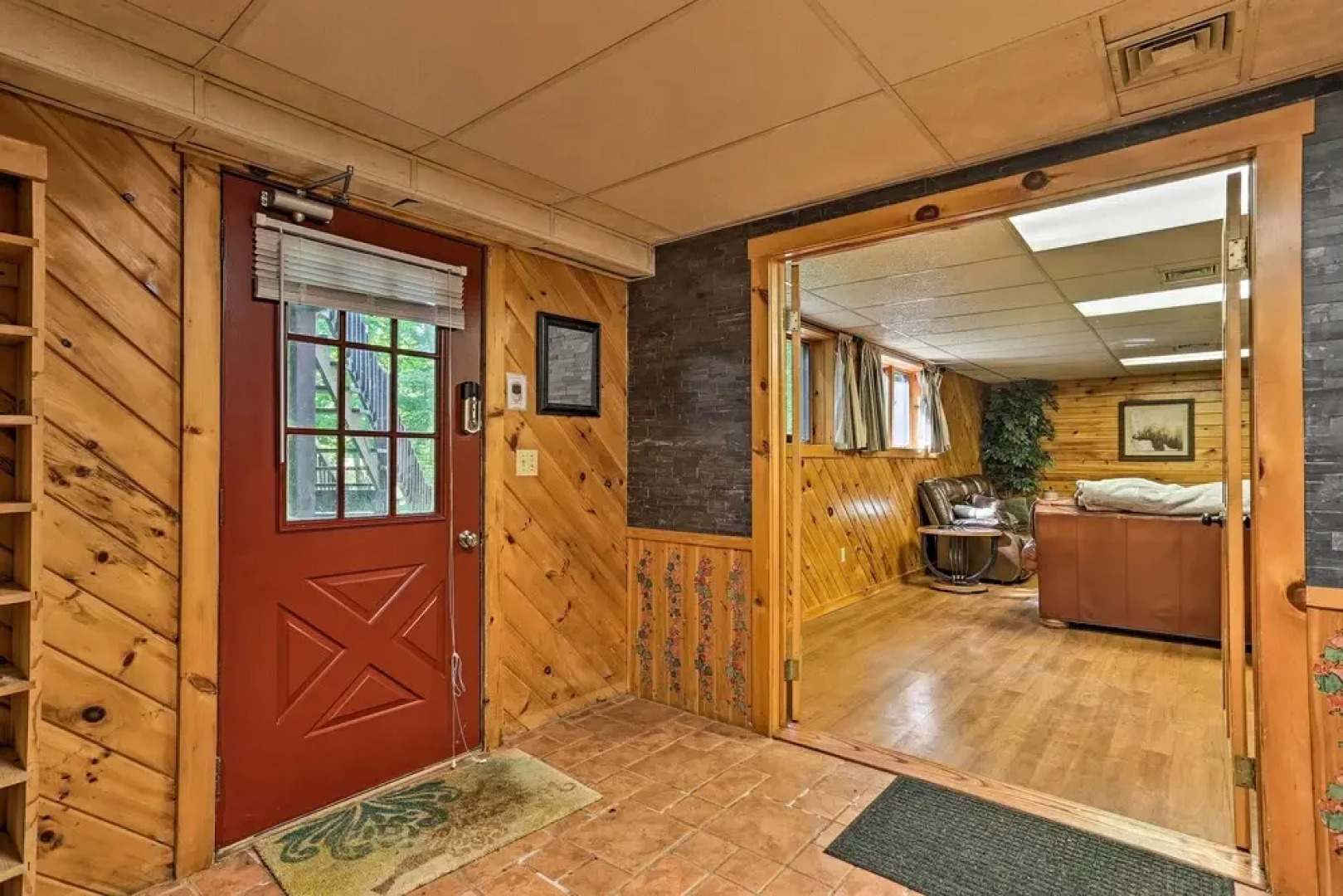 Spacious Cabin, 1 Block to Locust Lake Beach!