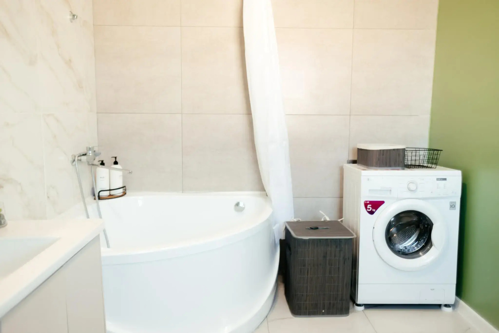 У аэропорта