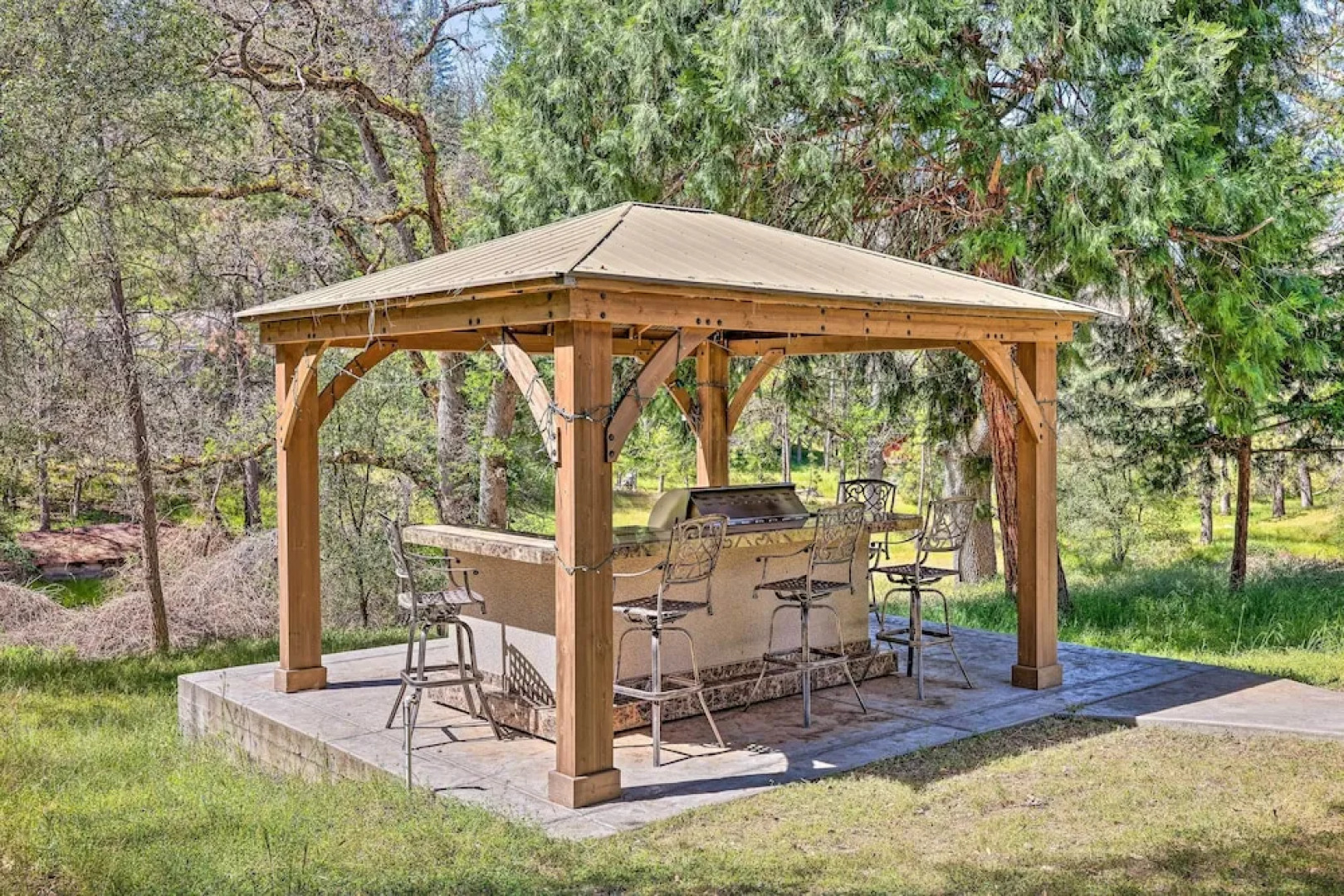 Community Perks: Welcoming Groveland Home