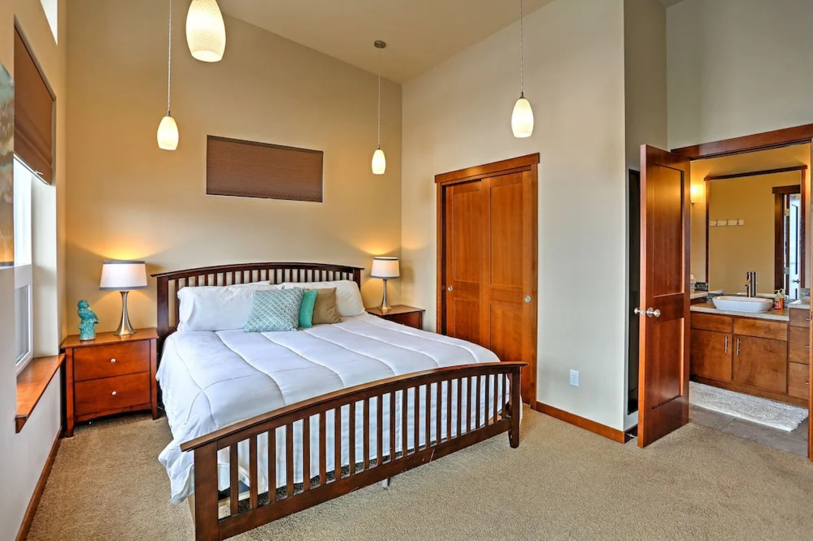 Breezy Lake Chelan Condo w/ Pool & Hot Tub Access!