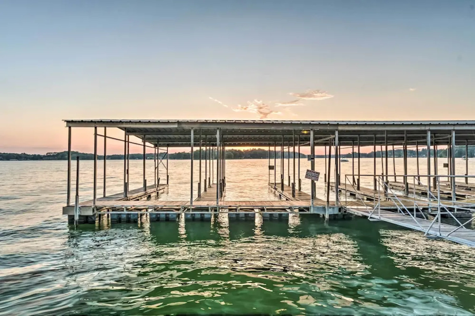 Sunset-view Resort Condo on Lake Hamilton!