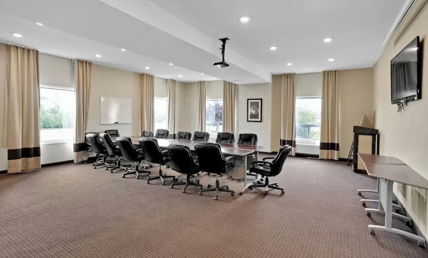 Duvernay Inn & Suites