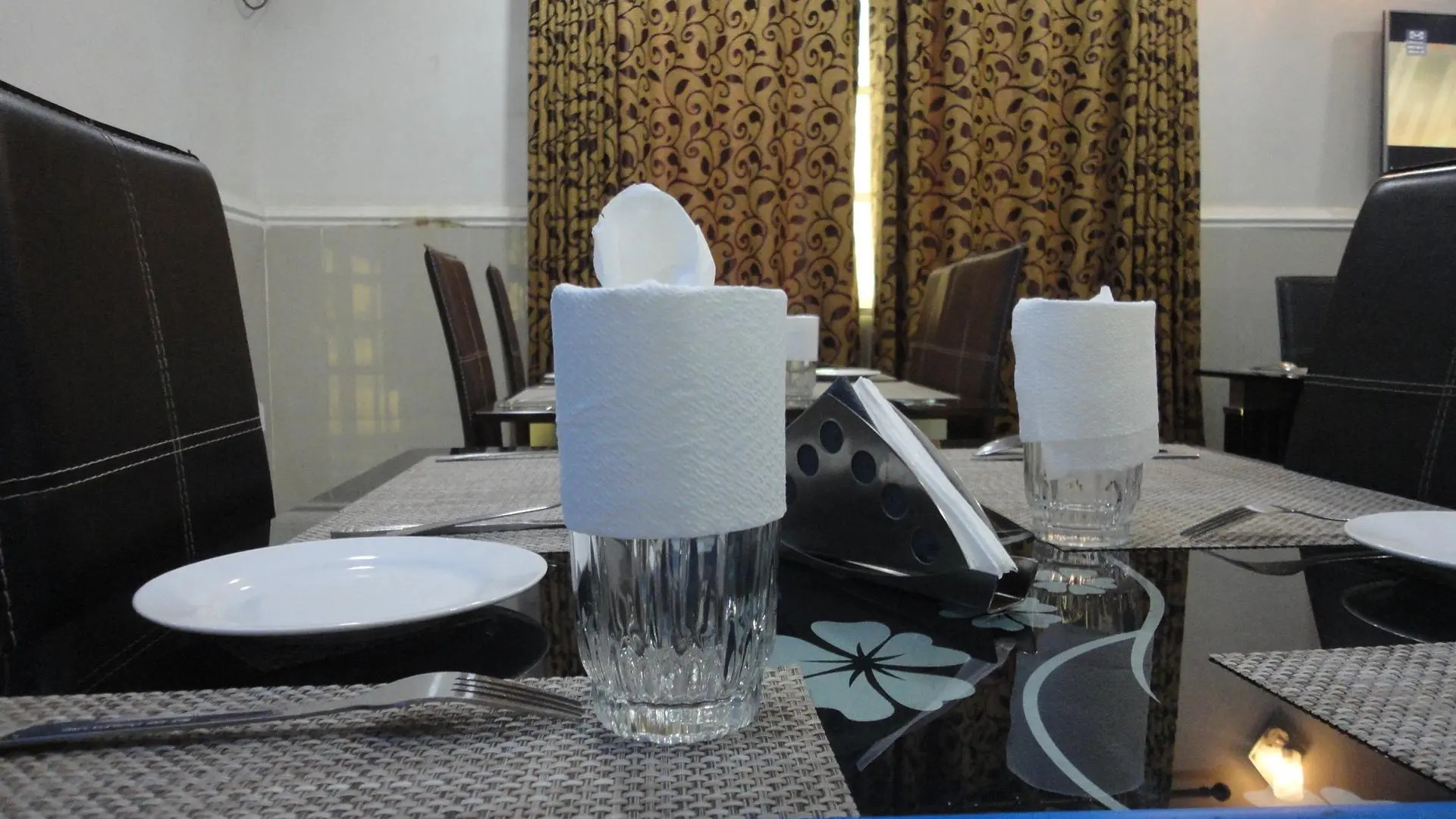 Moongate Hotel and Suites, Obantoko