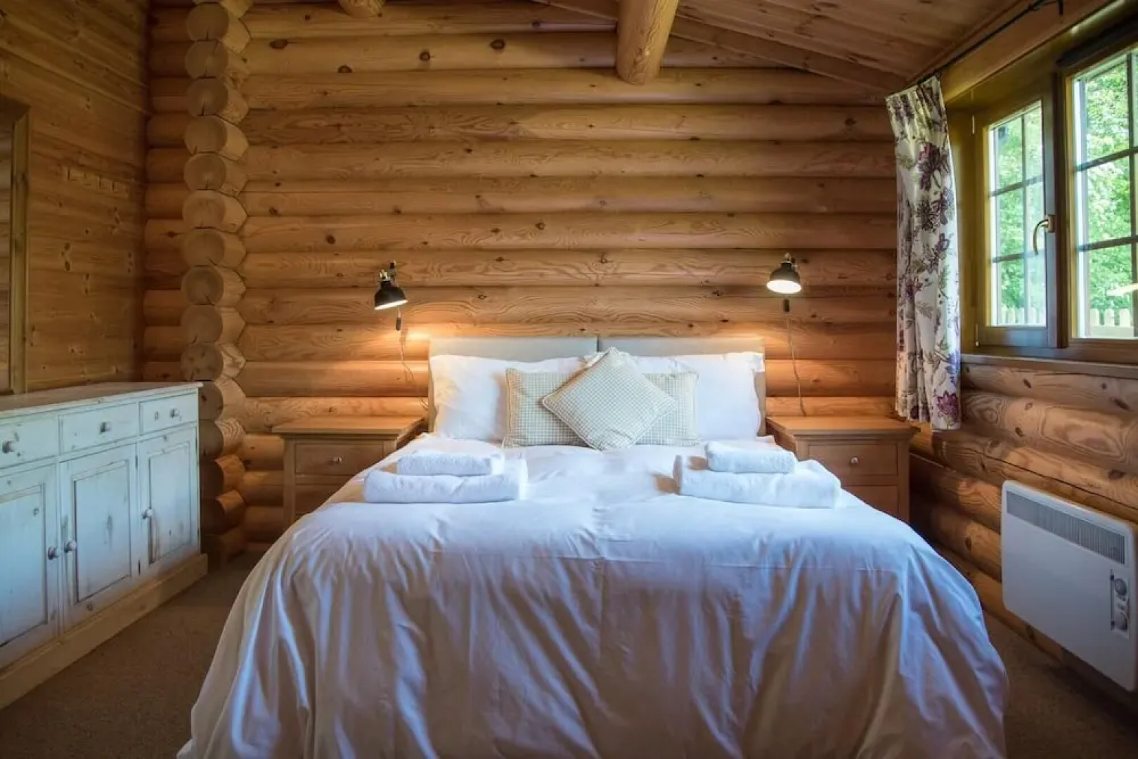 Oak Lodge With Hot Tub, Kingfishers