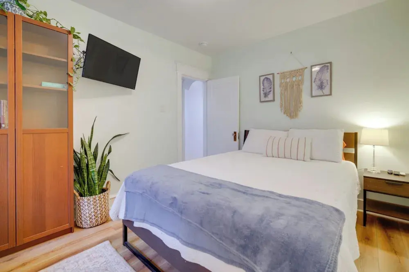 Walk to Beach: Dog-friendly Ventnor City Retreat!