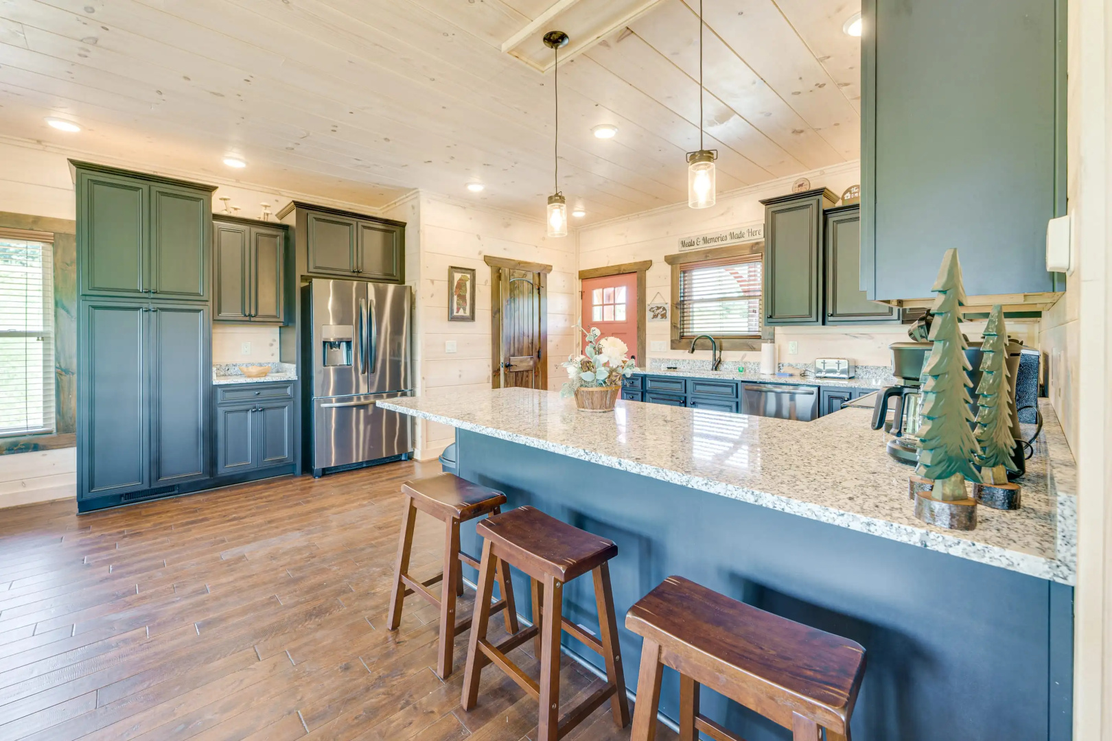 T-Bears Cabin: Hot Tub, Game Room, Theater Room