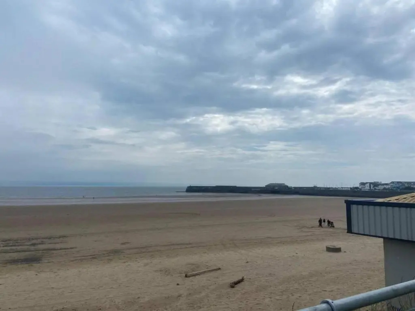 Pet Friendly, Unique 4-bed Bungalow in Porthcawl