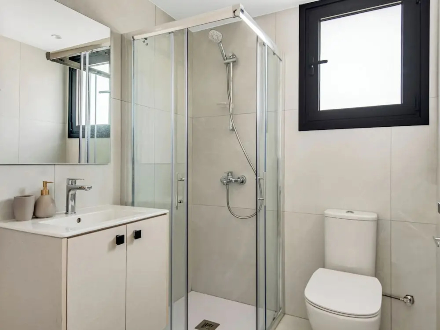 Sanders Elgio - Precious 3-bdr Apt With Balcony