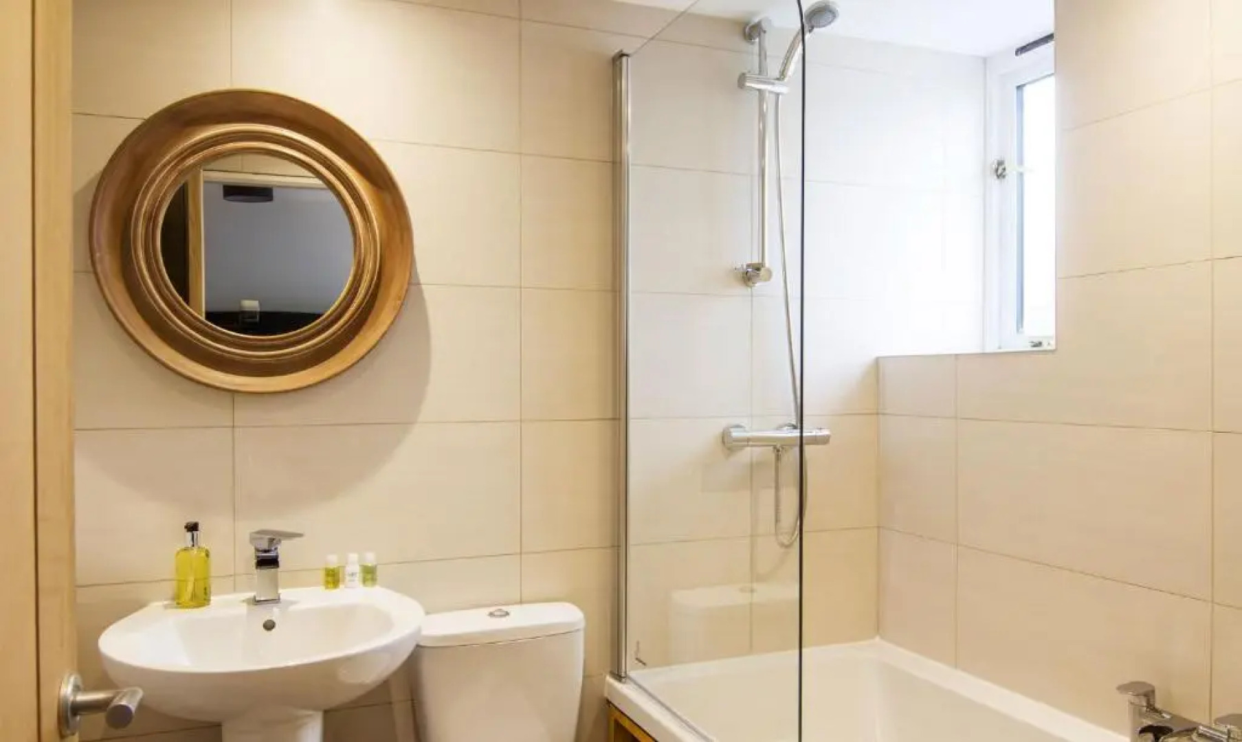 Romneys Apartments and Suites