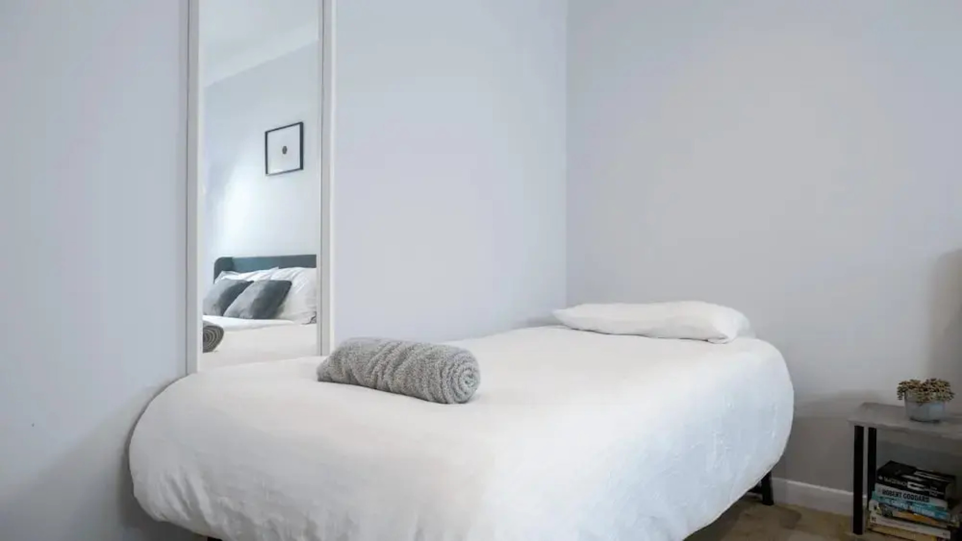 Apartmentsleeps3-balcony-valleyview-parking