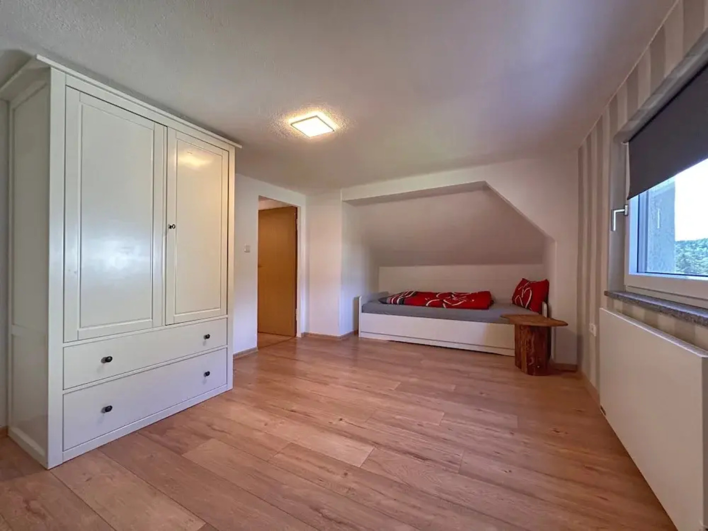 Freistehendes Haus mit Ofen, Terrasse und Garten