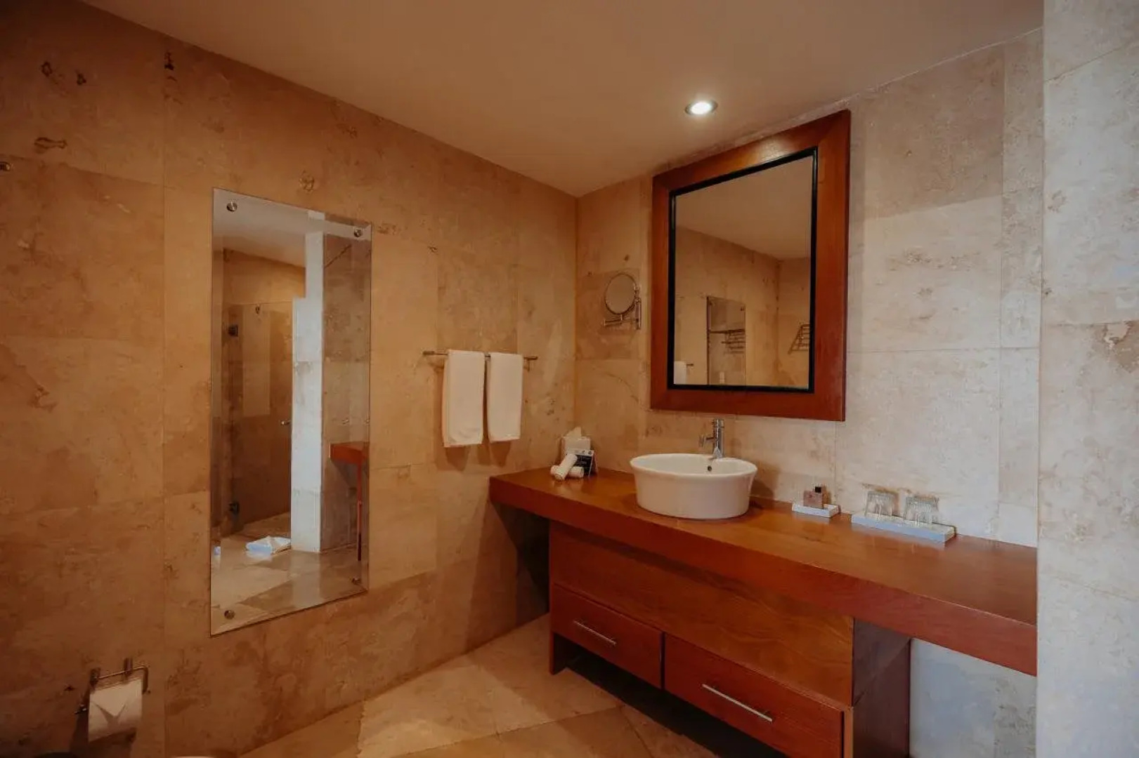 The Bannister Hotel & Yacht Club