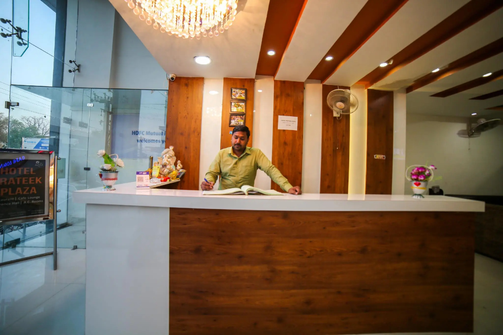 Capital O 35555 Hotel Prateek Plaza