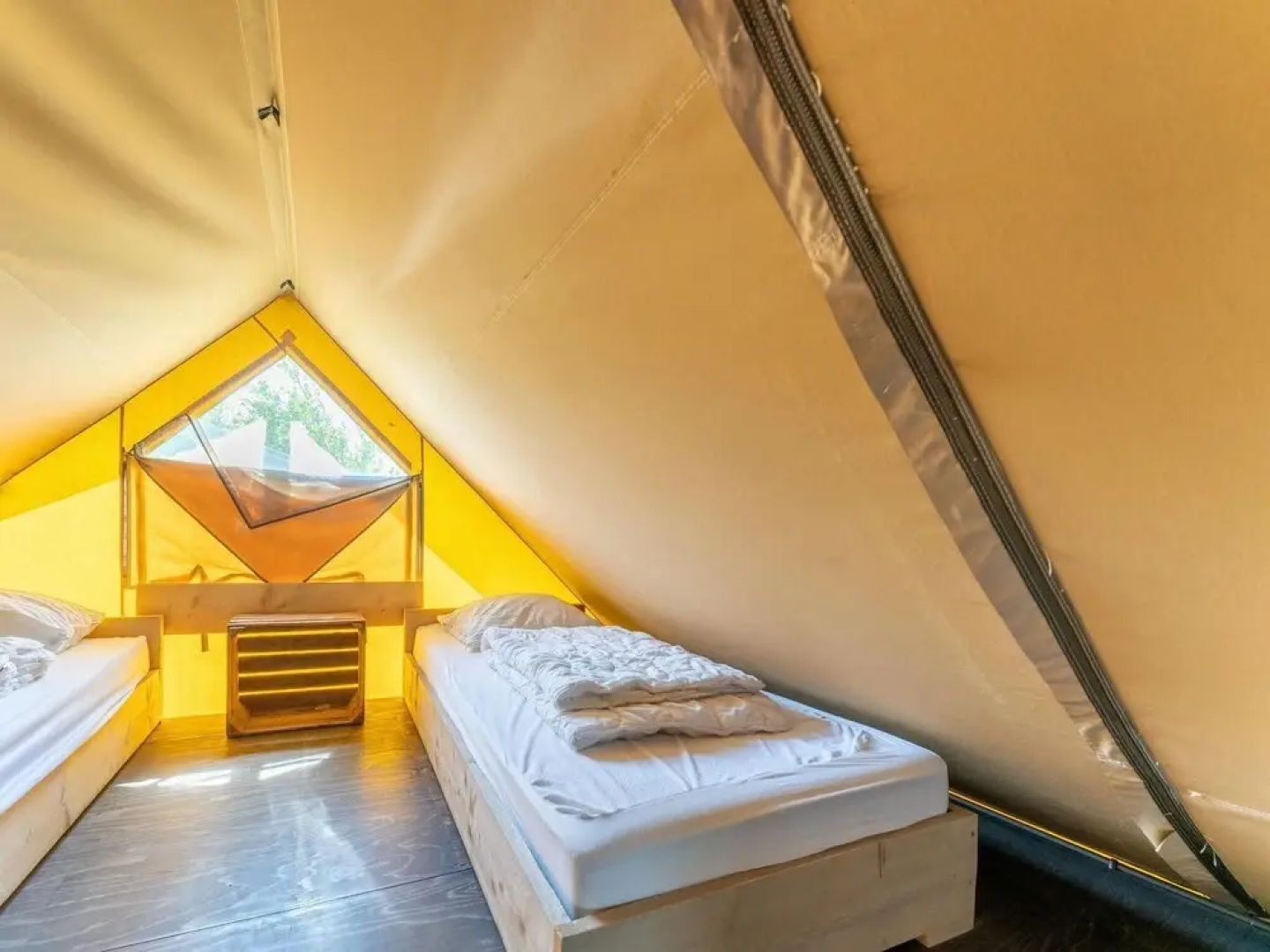 Wonderful Beach Lodge for 8 People near Beach, Sea, & Village of Callantsoog