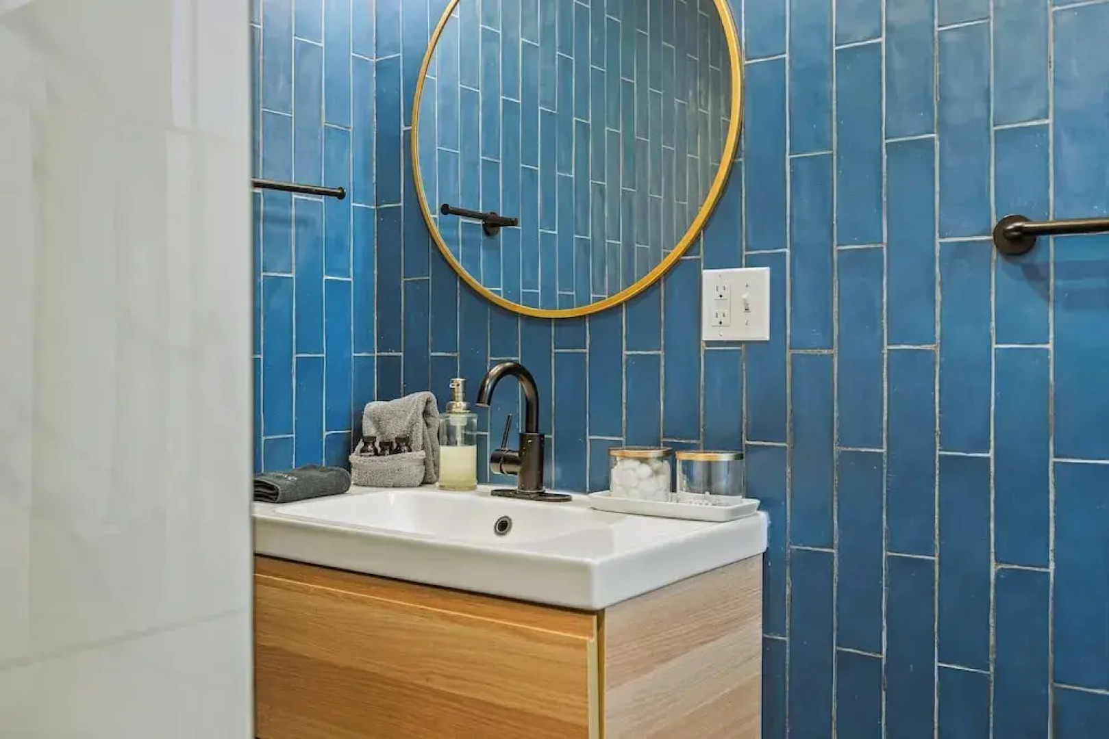 Lake Daze by Avantstay Lakefront w/ Modern Interior, Enclosed Porch & Hot Tub