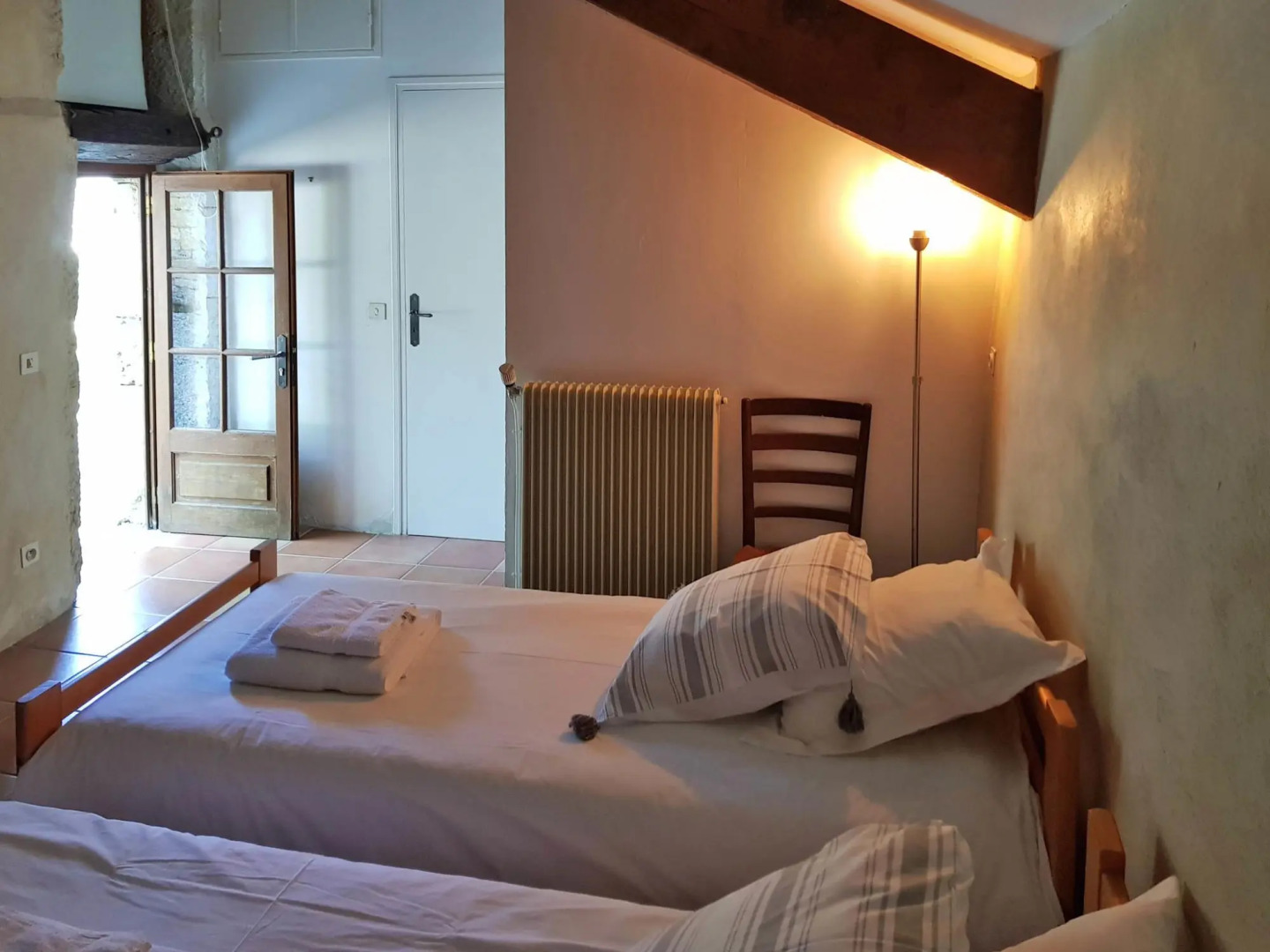 House with private, heated swimming pool and nature park, beautiful views.