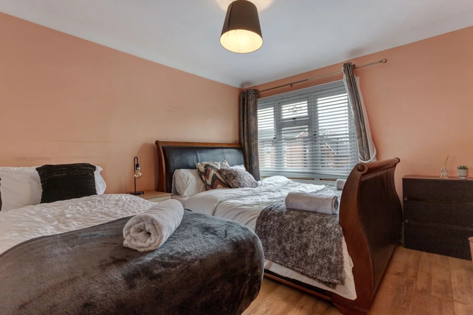 3-bed House, Sleeps 6, Free Parking,wifi