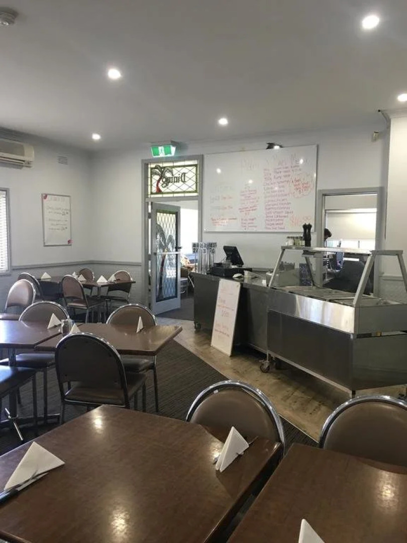 Palm and Pawn Motor Inn