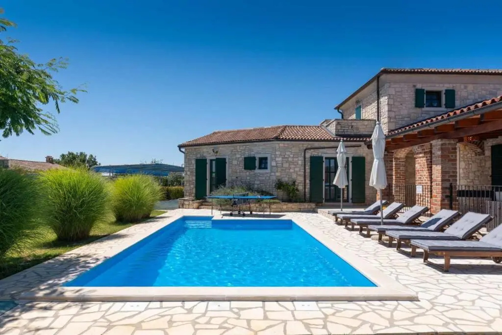 Beautiful Villa In A Quiet Area, With Enclosed Garden, Private Swimming Pool And Outdoor Kitchen