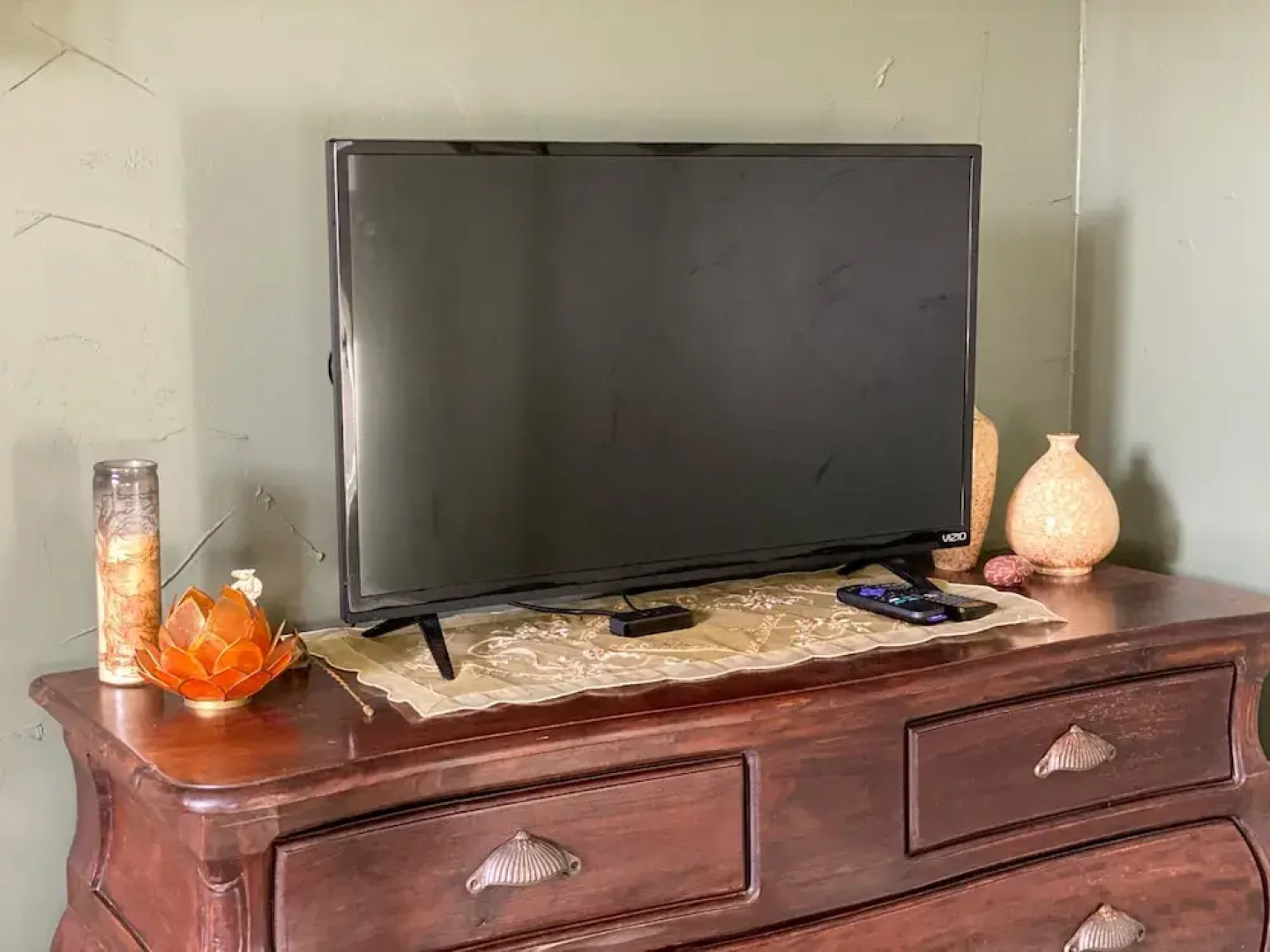 Upstairs at Thevictorian - Lush Walkable and Dog-friendly Retreat - Steps From Downtown Bellingham