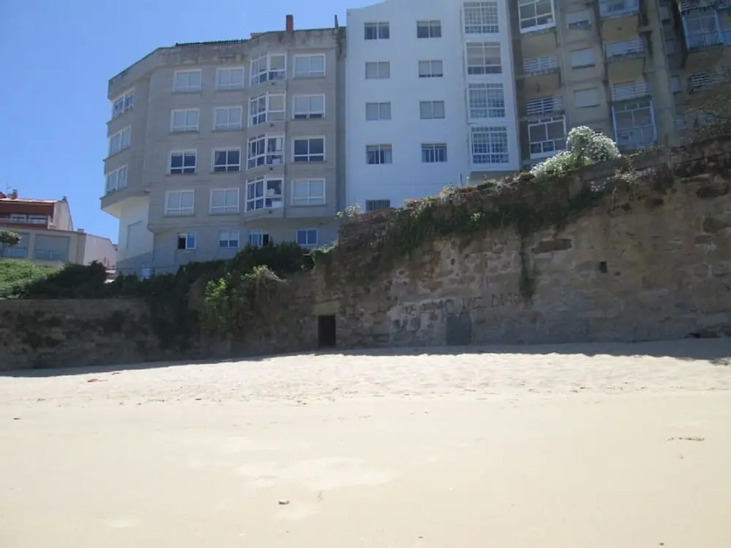 Galicia 100423 3 Bedroom Apartment by Mo Rentals