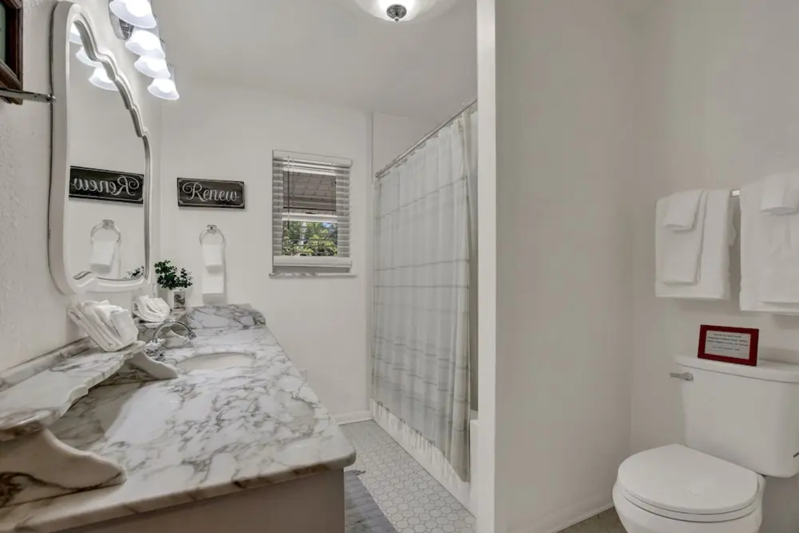 Spacious Home - Fire Pit, BBQ and Outdoor Seating!