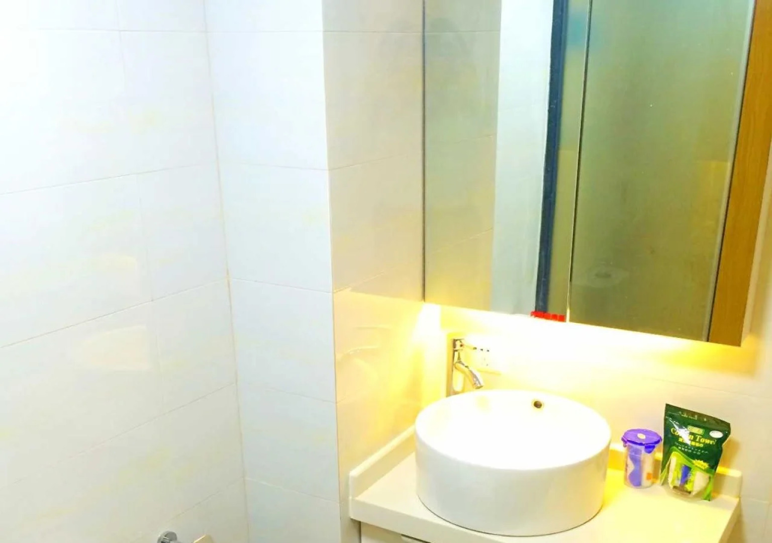 Lizhou Hotel (Gongbei Port Light Rail Station)