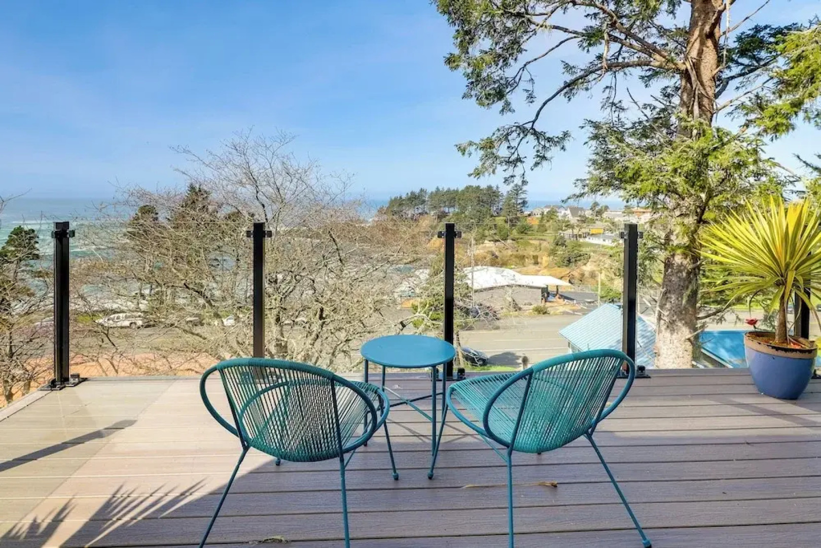 Scenic Depoe Bay Townhome w/ Deck < 1 Mi to Parks!