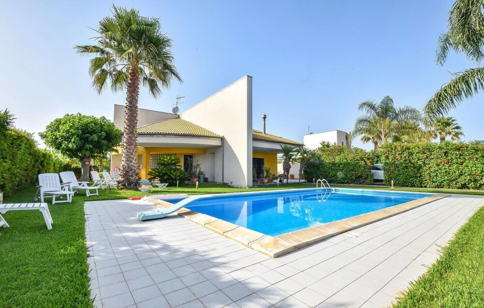 Amazing Home in S. Croce Camerina RG With 6 Bedrooms, Private Swimming Pool and Outdoor Swimming Pool