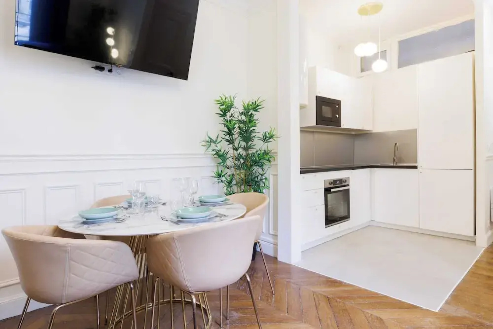 Chic and Refined Apartment