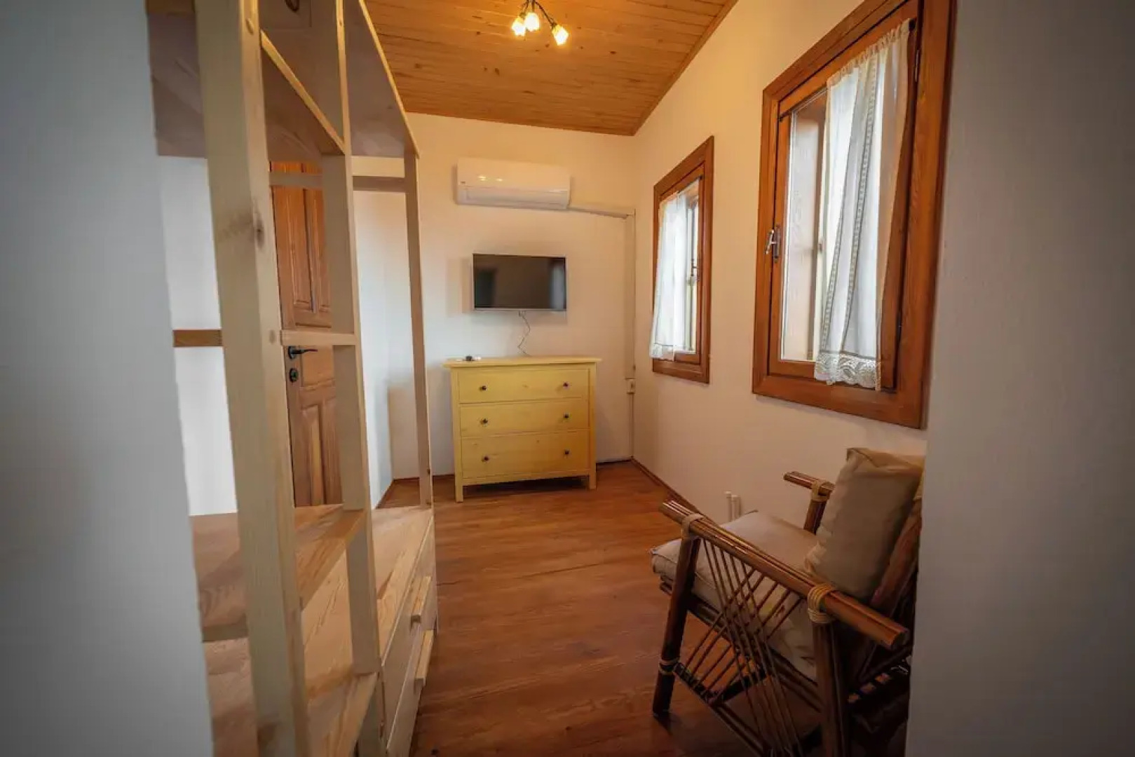 Flora Bi̇rgi̇ Taş Konak