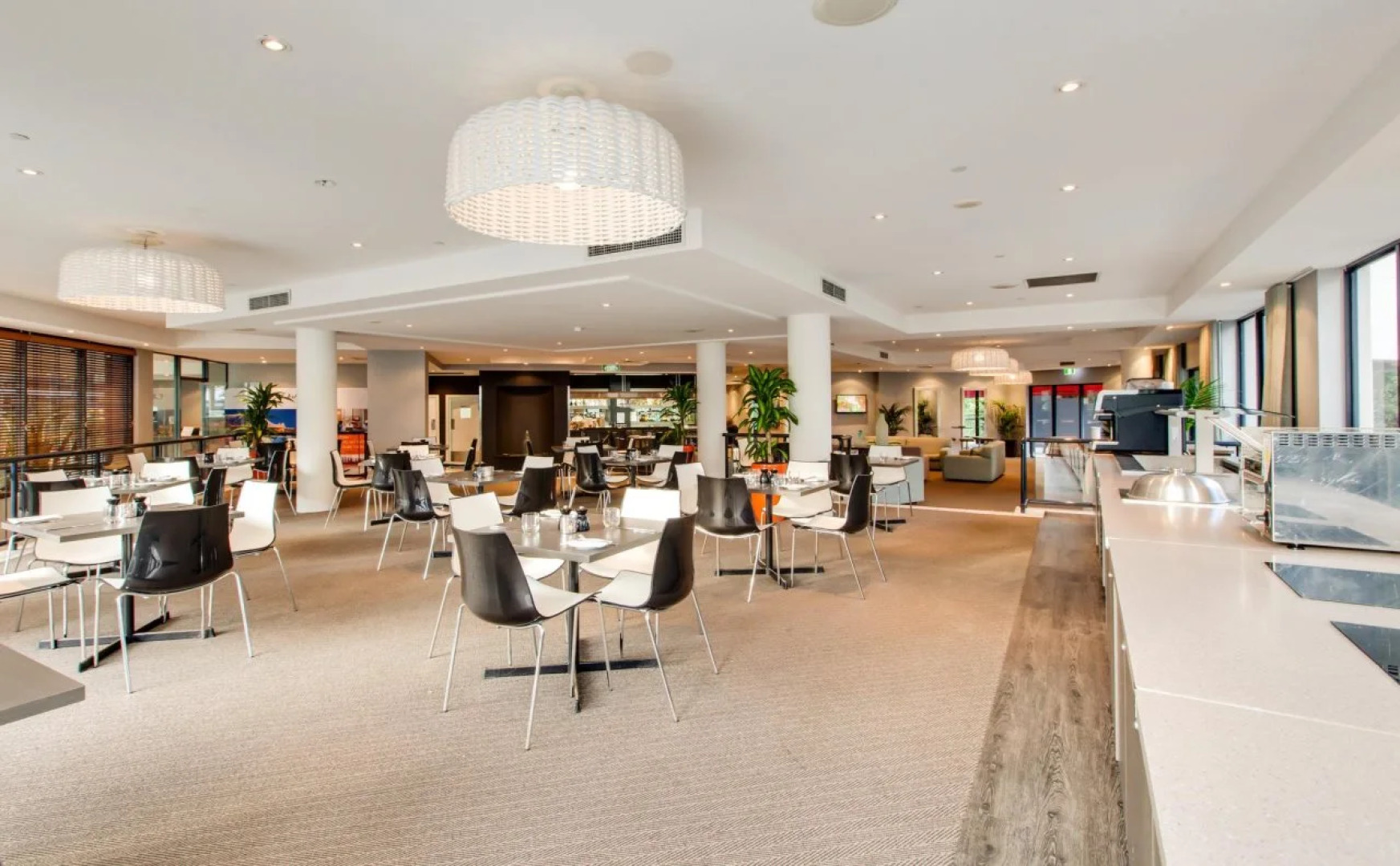 Oakbridge Hotel & Apartments