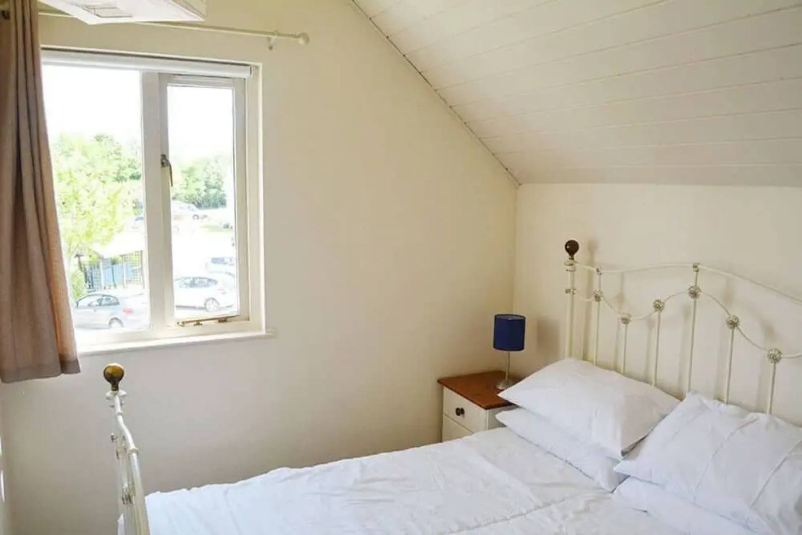 Pet-friendly lakeside house on Spring Lake in the Cotswold Water Park