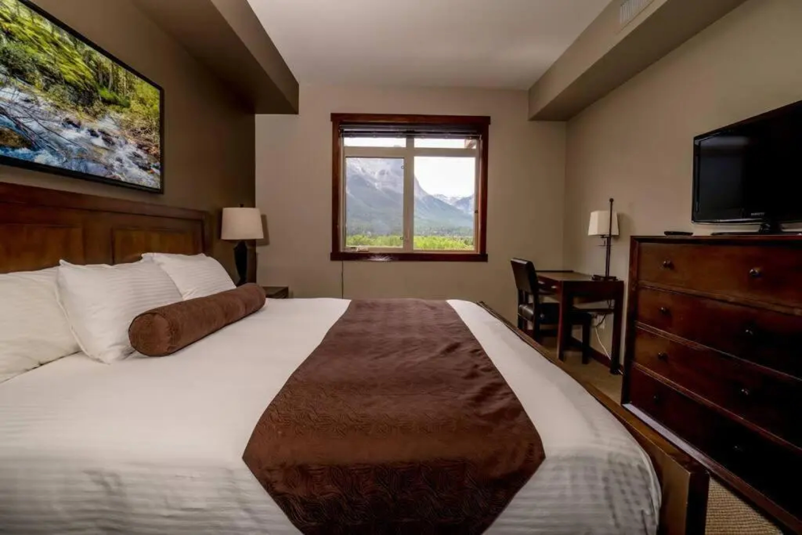 Spacious 3BR 2BA Penthouse with Mountain Views