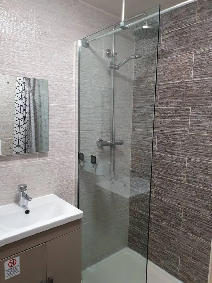 Immaculate 2-bed Apartment in Leigh