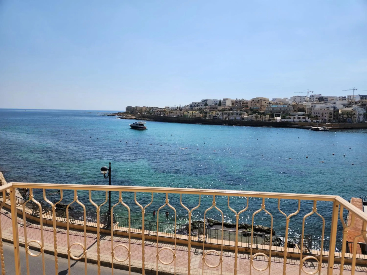 Seafront Apartment - Wifi - Sleeps 5 - Fl2