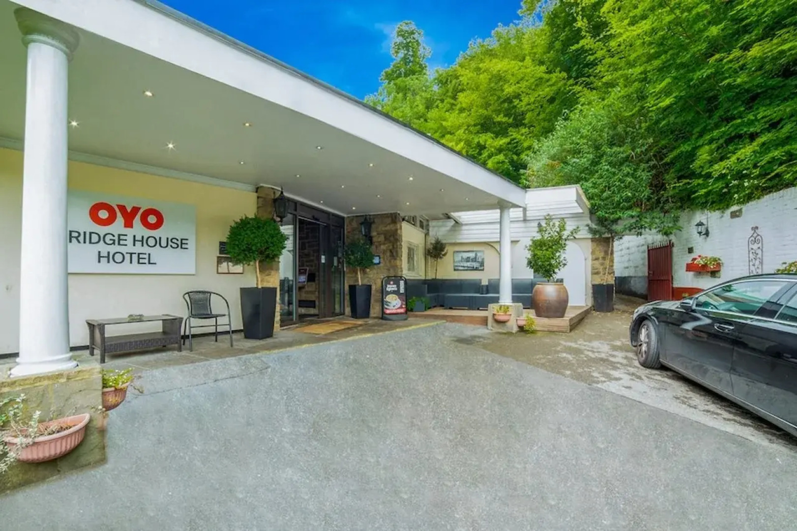 OYO The Bridge House Hotel