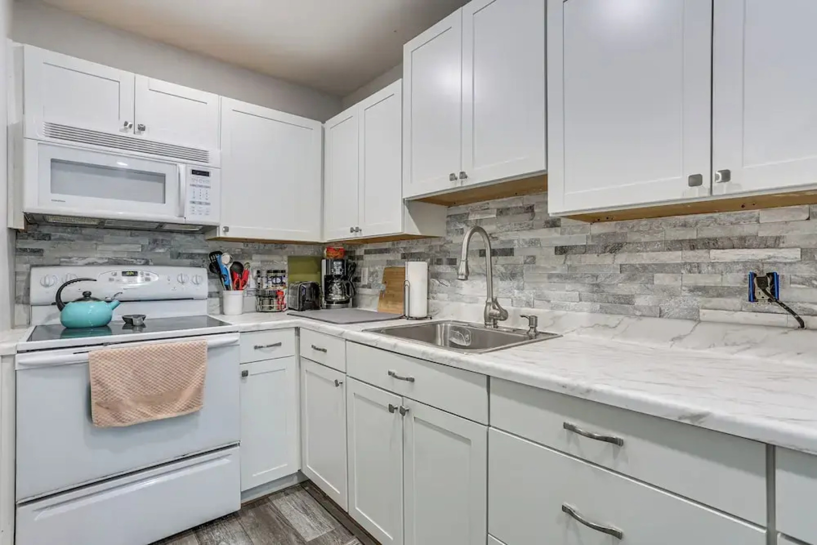 Screened Porch & Deck: Pet-friendly Poconos Escape